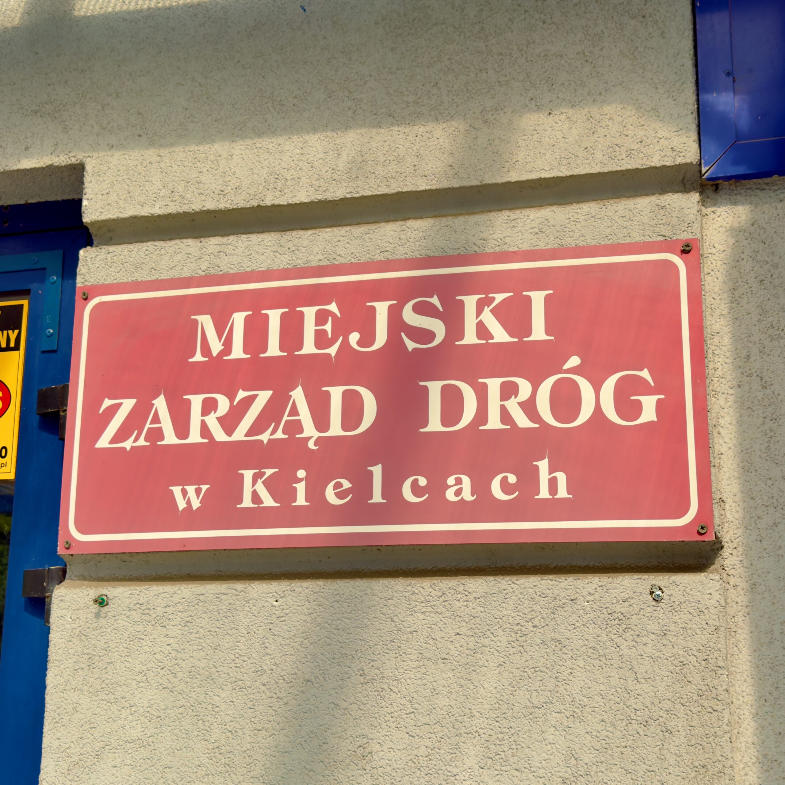 Tablica czerwona z napisem Miejski Zarząd Dróg w Kielcach