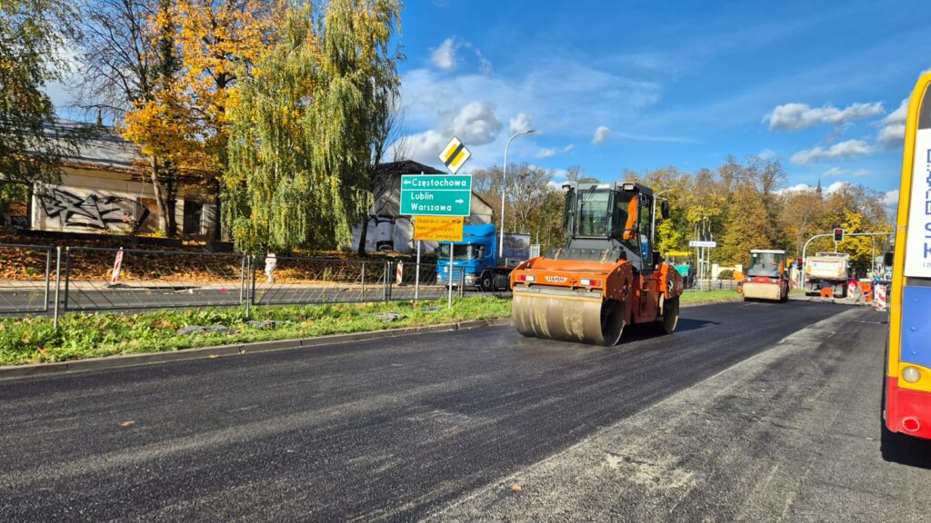 Układanie asfaltu na ul. Jana Pawła II
