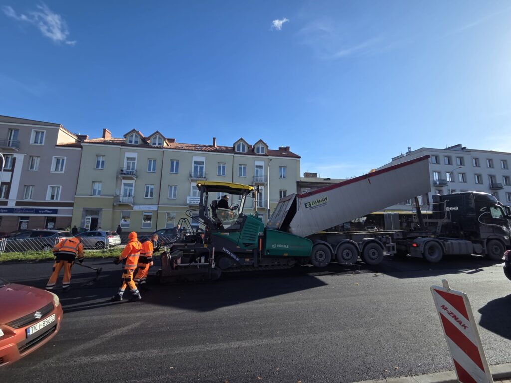 Układanie asfaltu na ul. Jana Pawła II