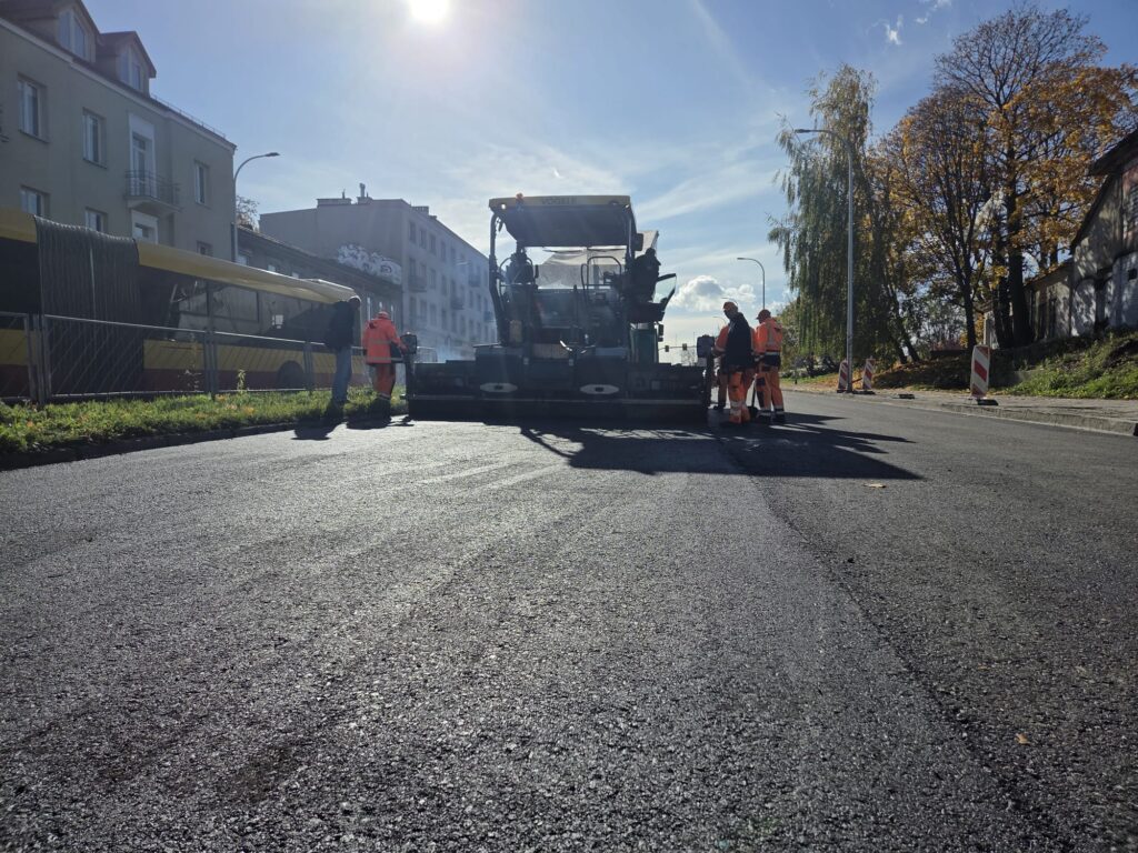 Układanie asfaltu na ul. Jana Pawła II