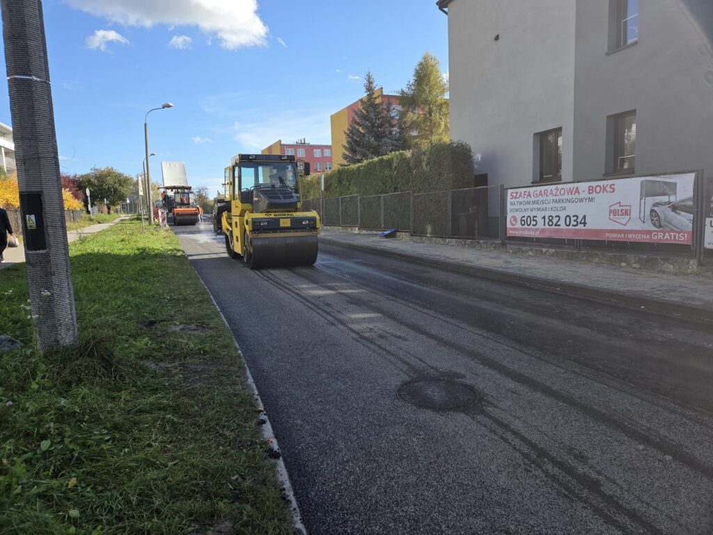 Układanie asfaltu na ul. Kołłątaja