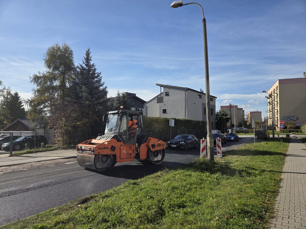 Układanie asfaltu na ul. Kołłątaja