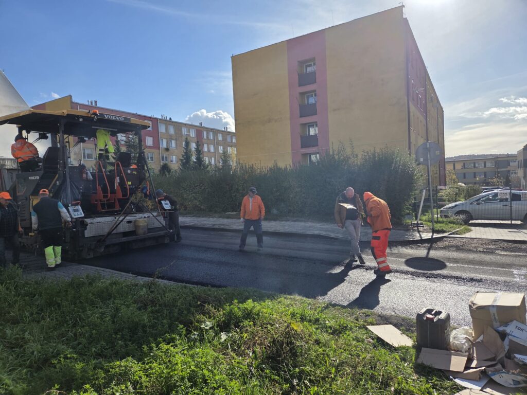 Układanie asfaltu na ul. Kołłątaja