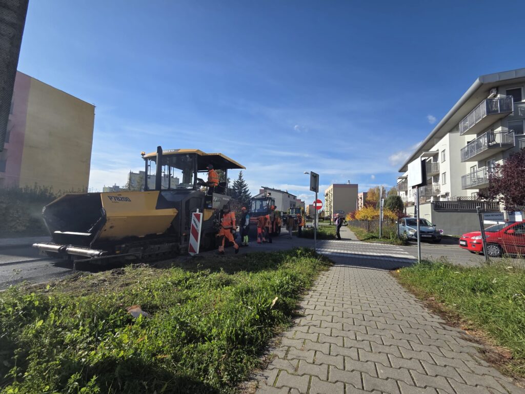 Układanie asfaltu na ul. Kołłątaja