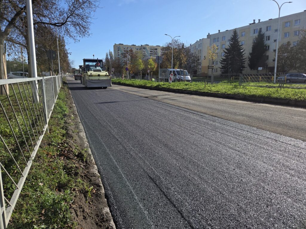 Układanie asfaltu na ul. Orkana