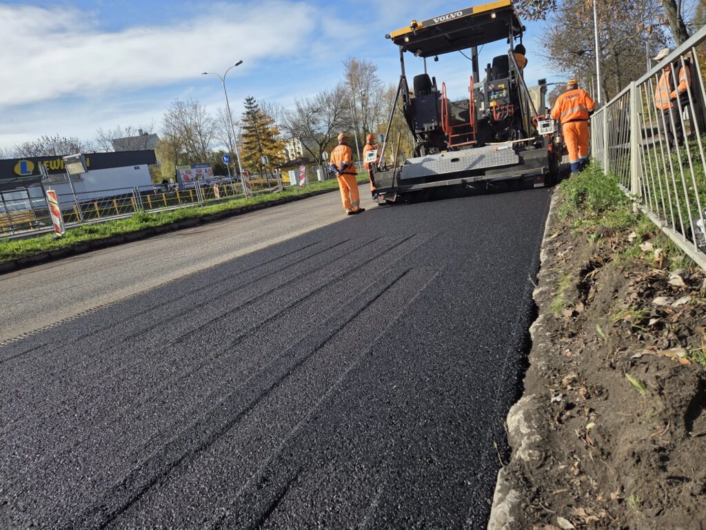 Układanie asfaltu na ul. Orkana