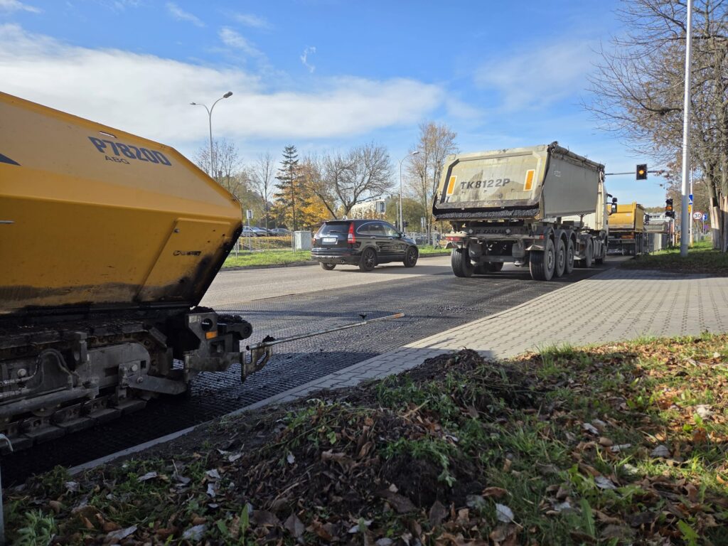 Układanie asfaltu na ul. Orkana