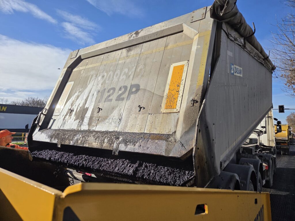 Układanie asfaltu na ul. Orkana