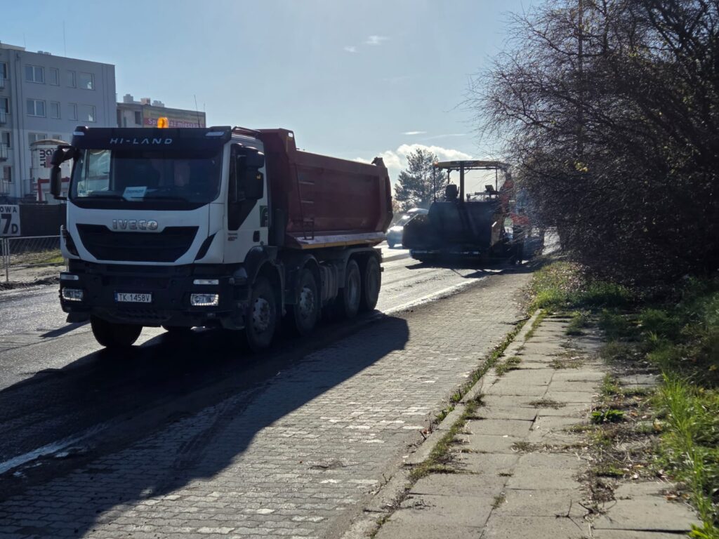 Układanie asfaltu na ul. Radomskiej
