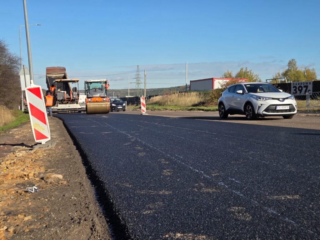 Układanie asfaltu na ul. Radomskiej