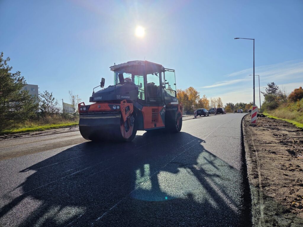 Układanie asfaltu na ul. Radomskiej