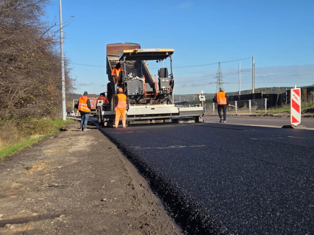Układanie asfaltu na ul. Radomskiej