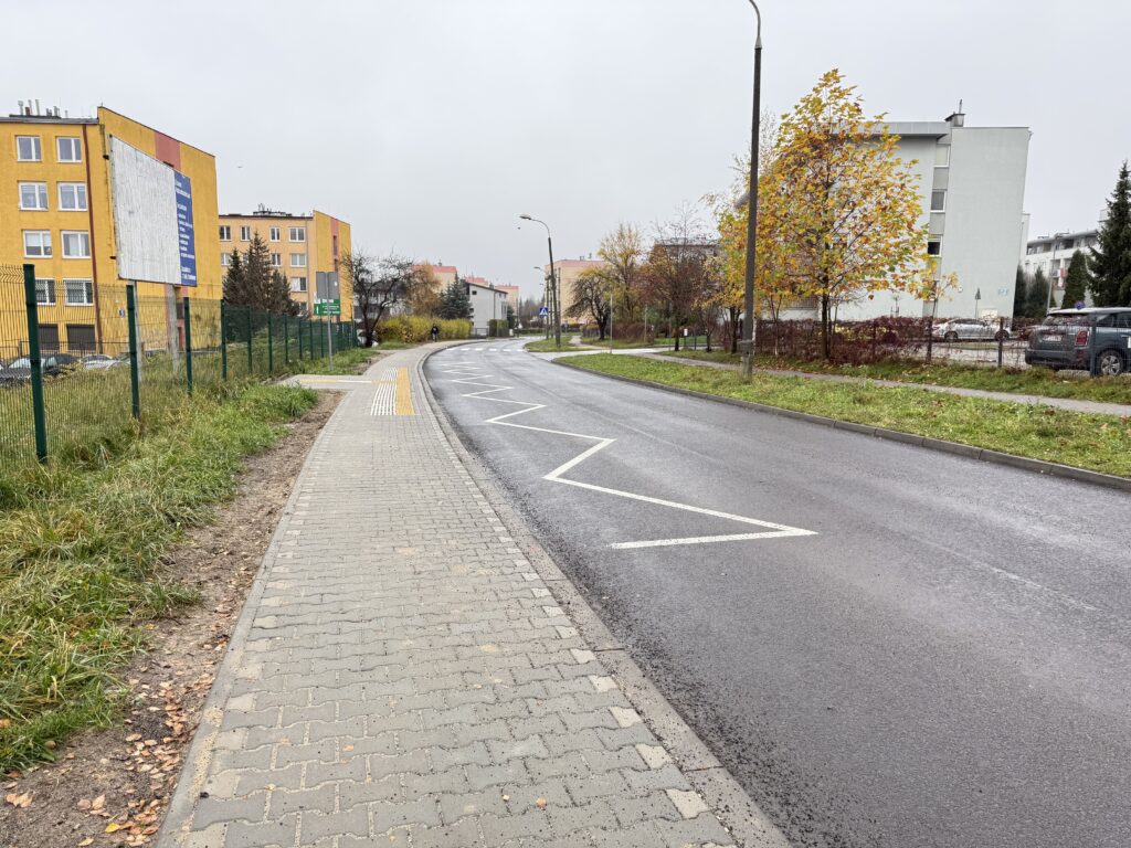 Ulica Kołłątaja po remoncie nakładkowym - jesień 2025