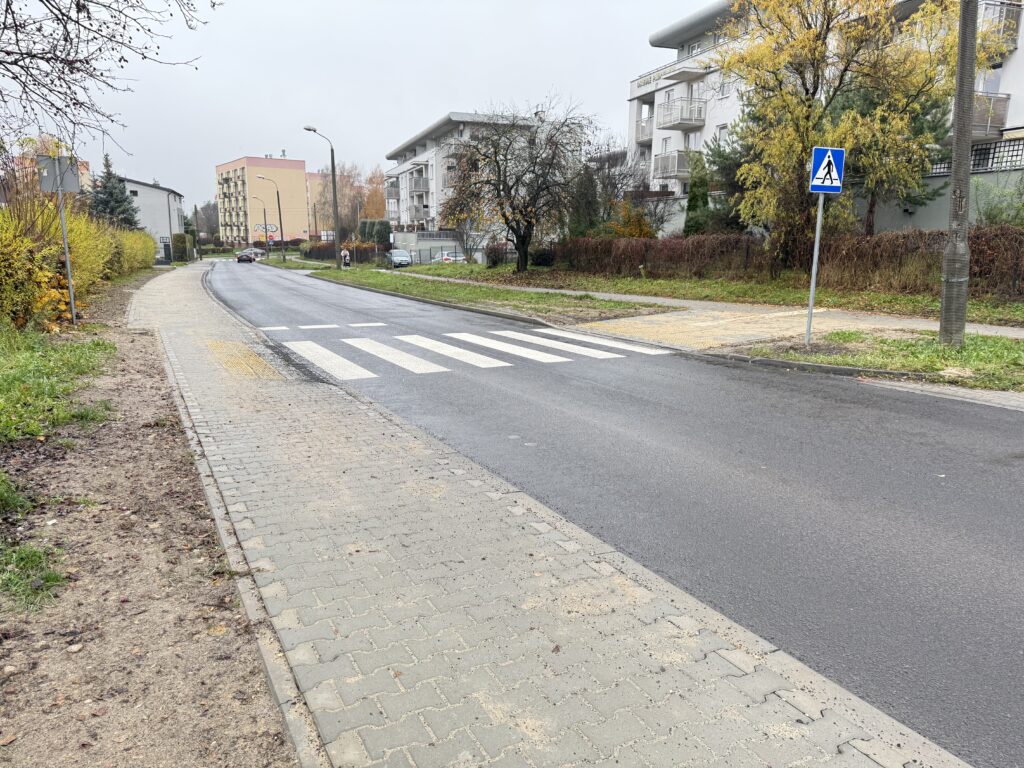 Ulica Kołłątaja po remoncie nakładkowym - jesień 2025