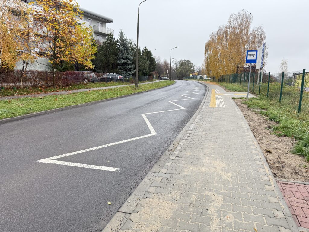 Ulica Kołłątaja po remoncie nakładkowym - jesień 2025