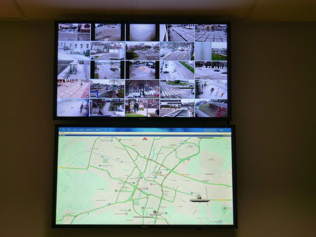 Ekrany monitorujące miasto i lokalizację piaskarek w ramach Akcji Zima 2025