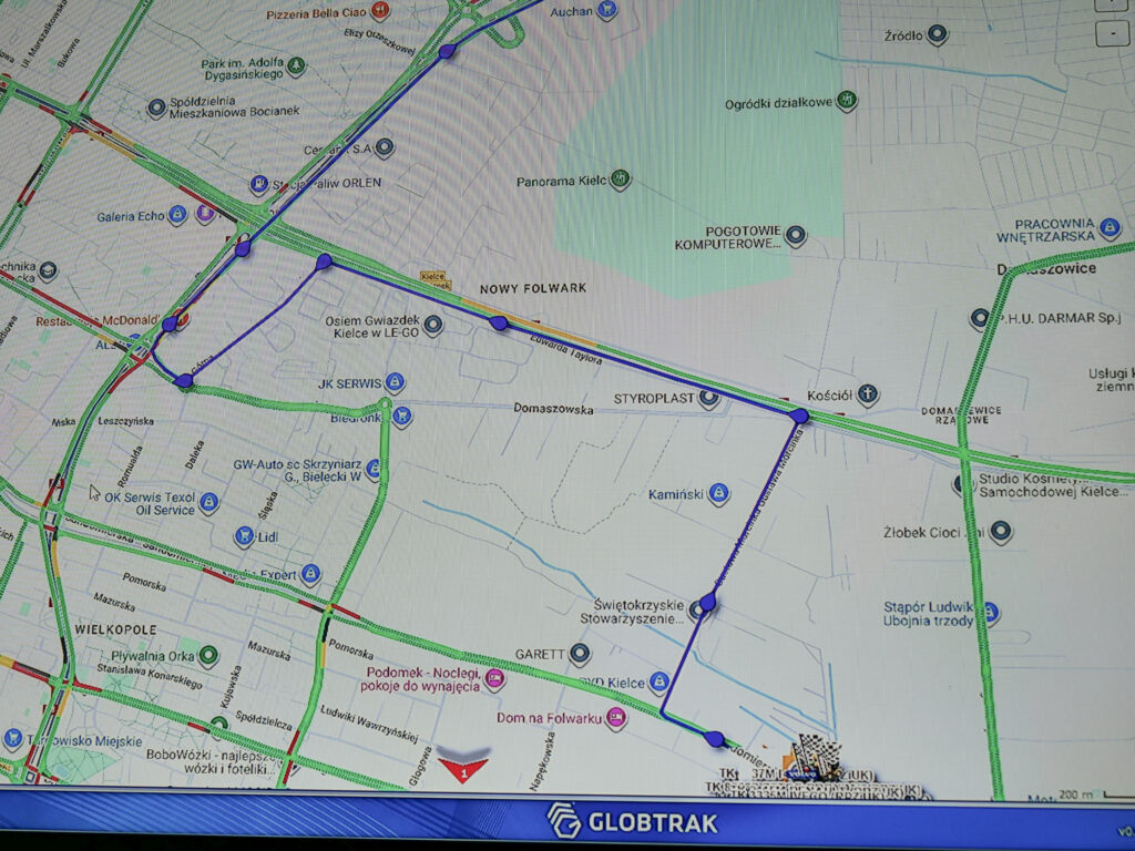 Ekran monitorujący lokalizację piaskarek w ramach Akcji Zima 2025