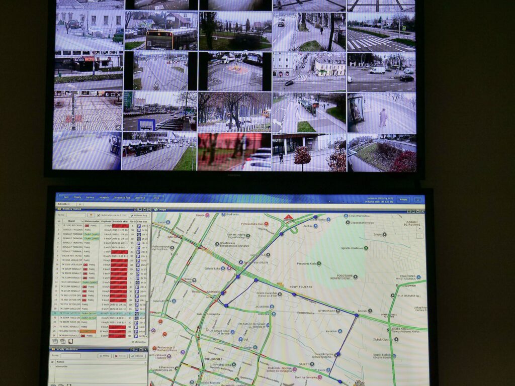 Ekrany monitorujące miasto i lokalizację piaskarek w ramach Akcji Zima 2025