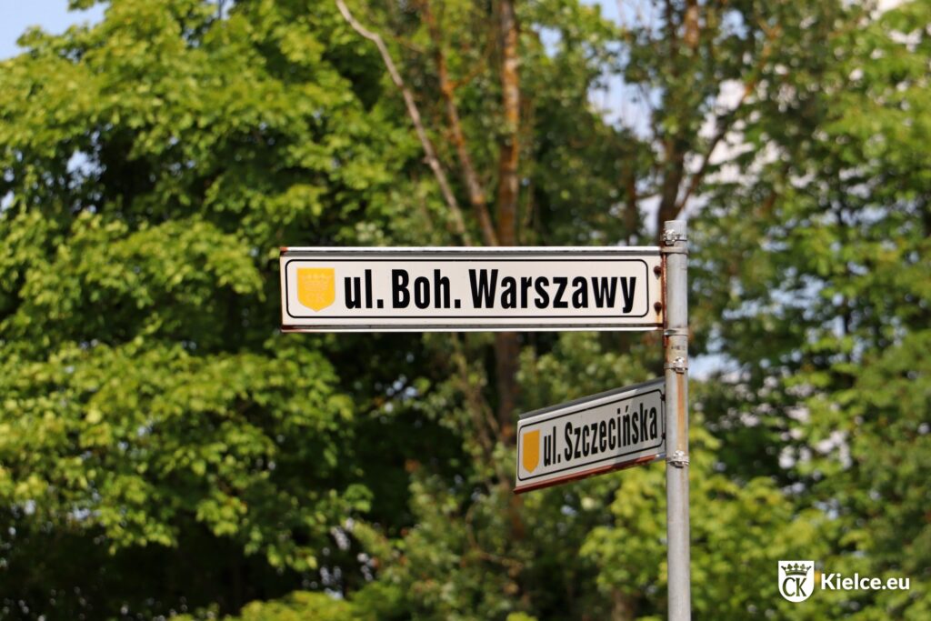 Tabliczki z nazwami ulic Bohaterów Warszawy i Szczecińska