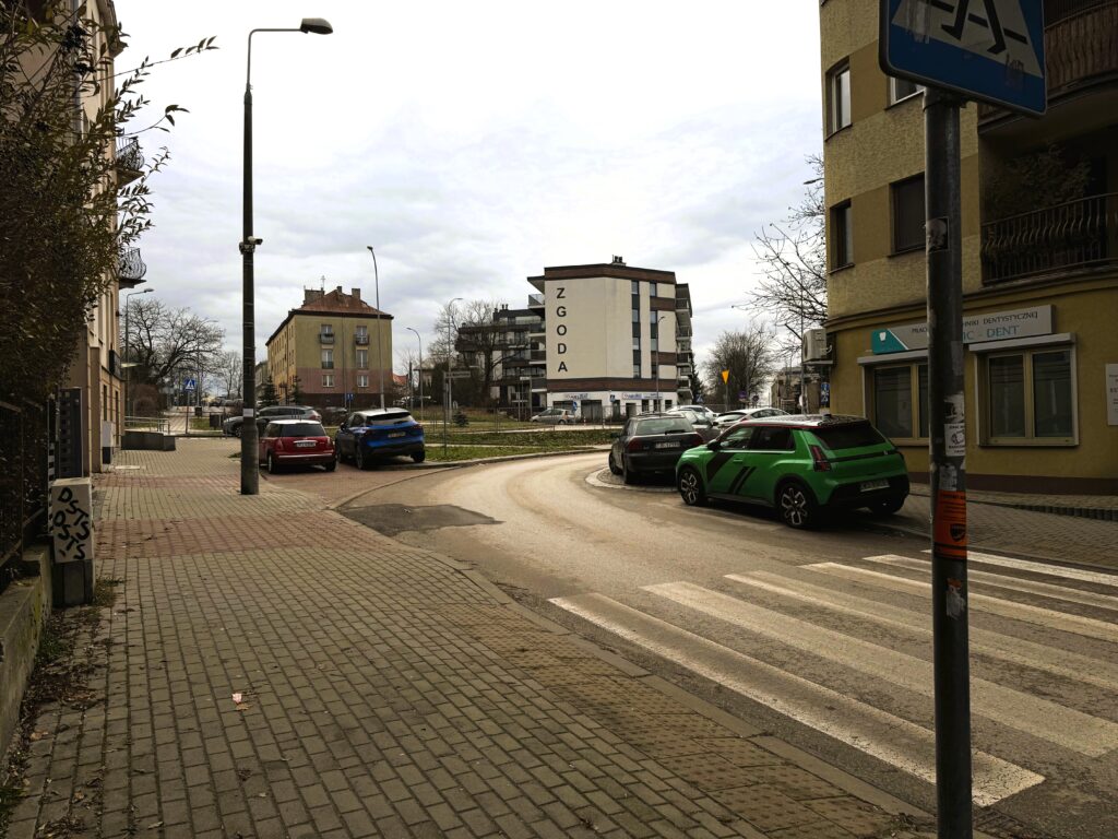 Ulica Wojska Polskiego - wyjazd na ulicę Miodowicza