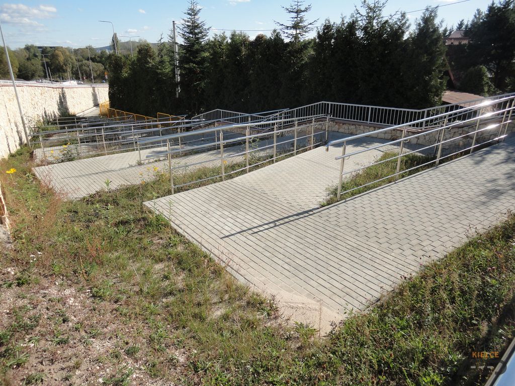 Zjazd dla osób z niepełnosprawnościami od strony ul. Podklasztorej w kierunku ulicy Kamińskiego. Ulica Kamińskiego/Podklasztorna - modernizacja w ramach projektu - Poprawa dostępności komunikacyjnej szpitali ŚCO i WSZ