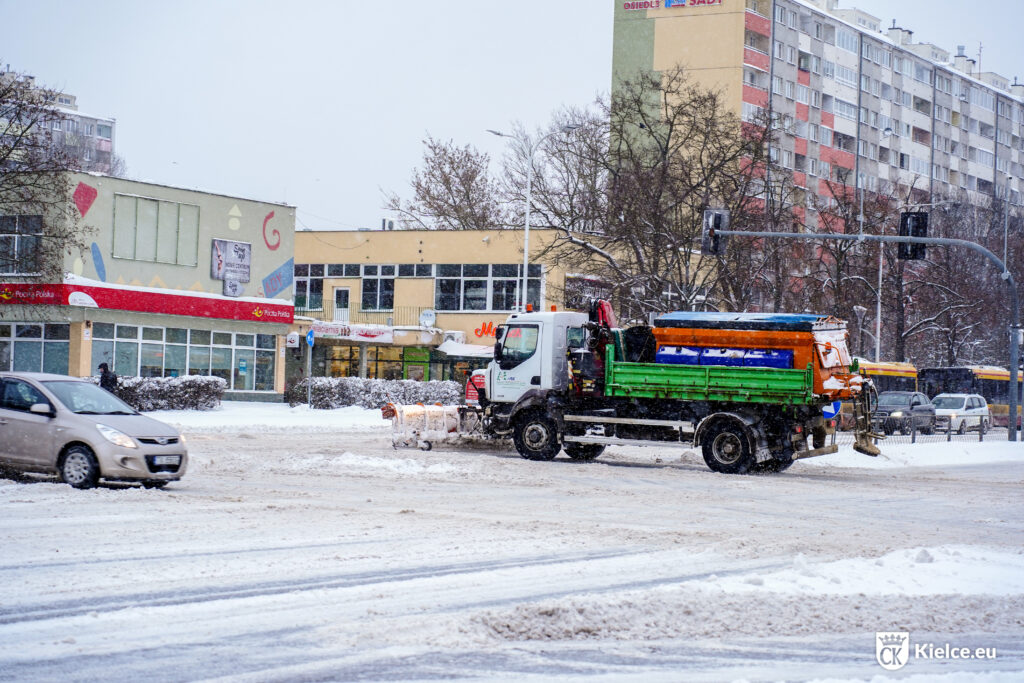 Pługo-solarka na skrzyżowaniu ulic Warszawska i Pocieszka