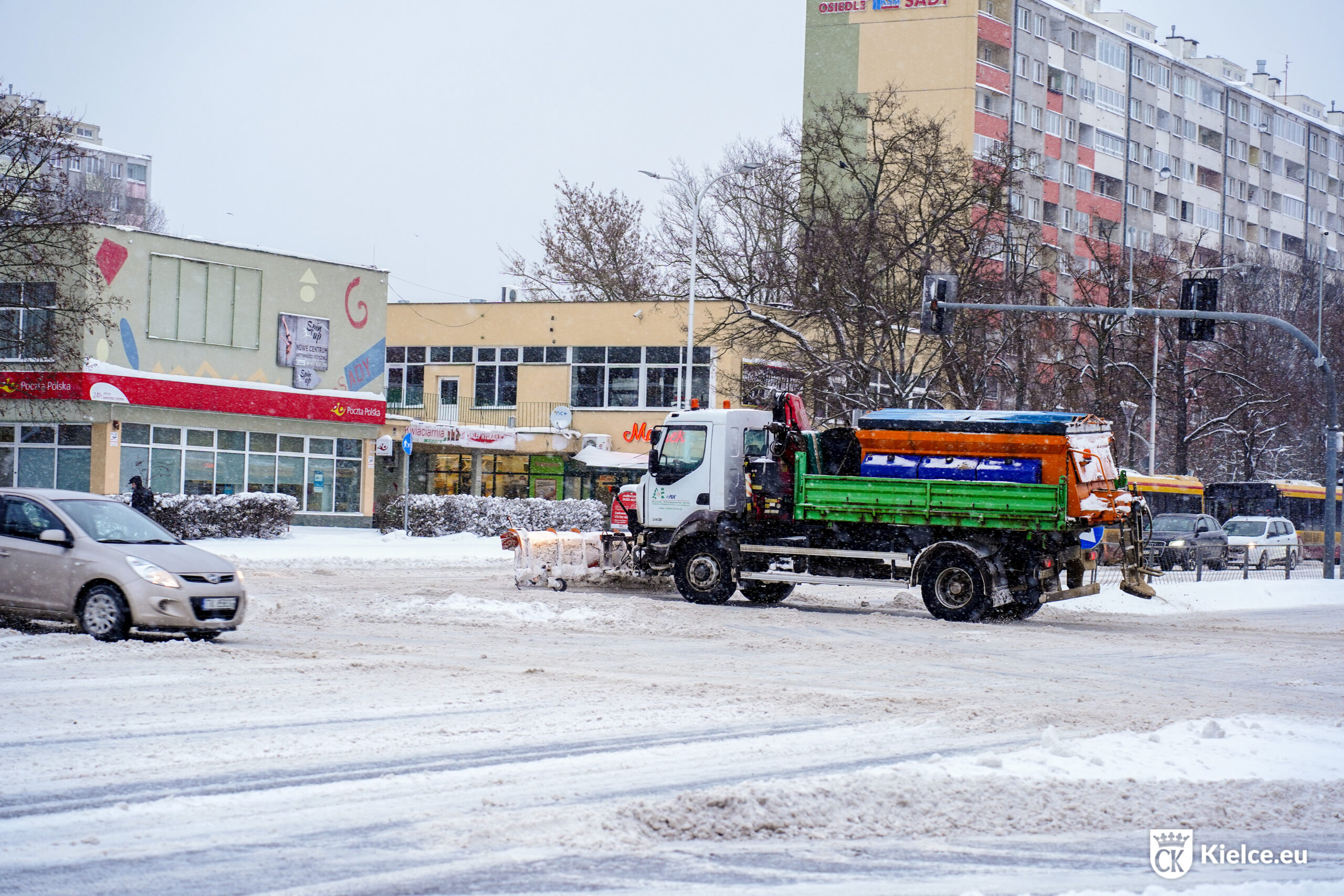 Służby cały czas pracują na&nbsp;ulicach i&nbsp;chodnikach. Działania utrudniają ciągłe opady