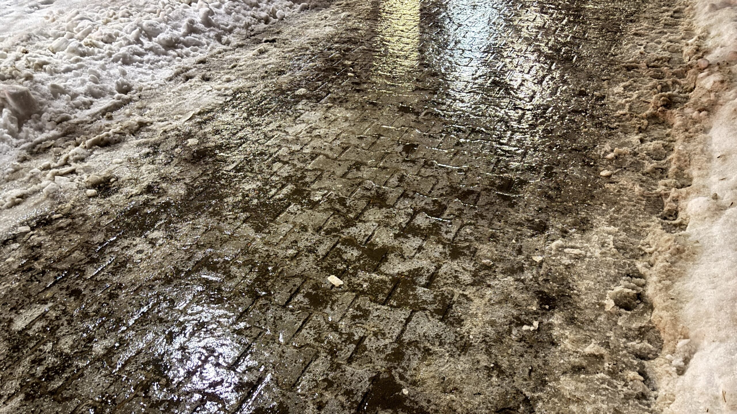 Oblodzony chodnik i błoto pośniegowe