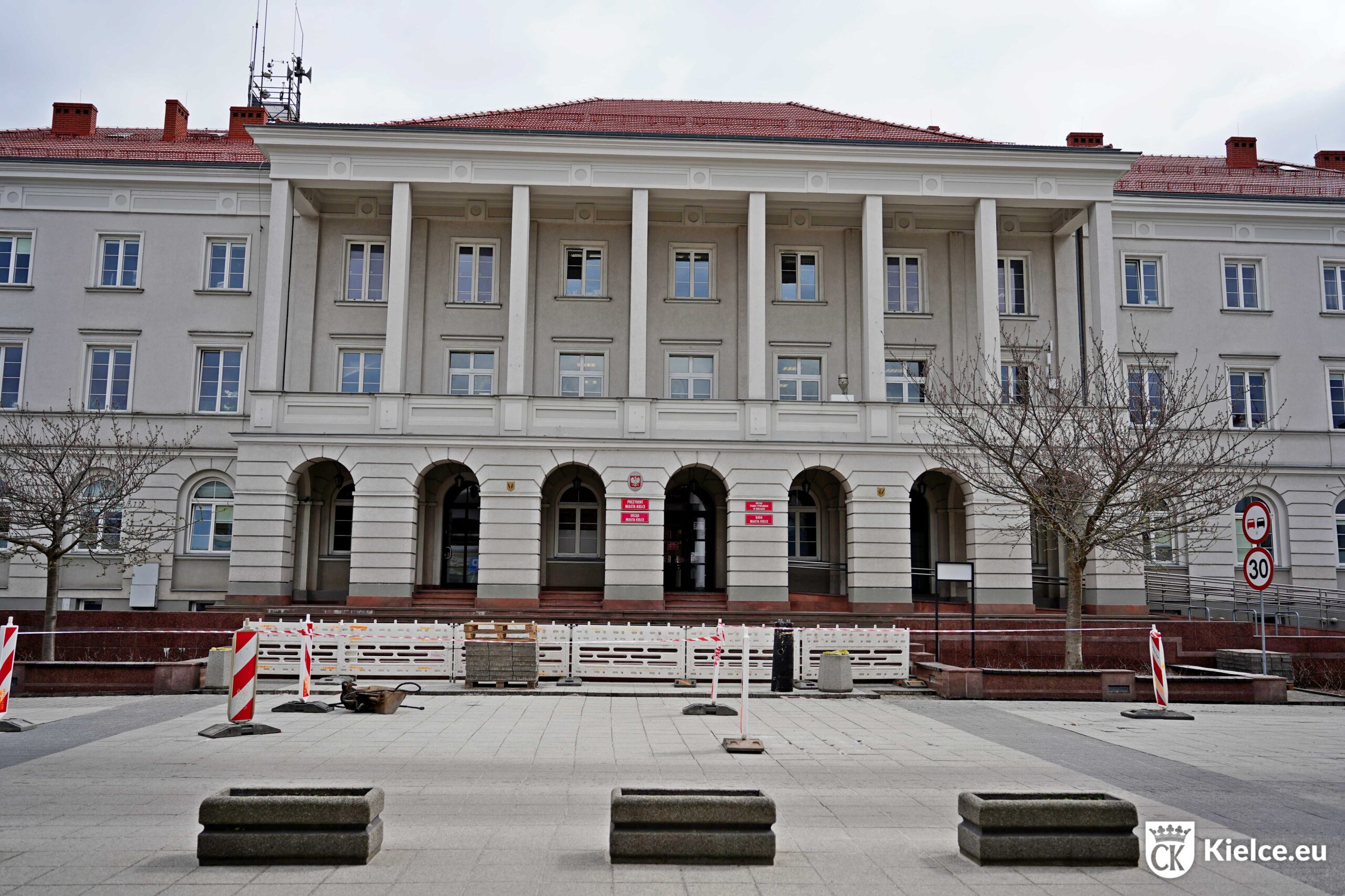 Będzie jaśniej na&nbsp;Placu Konstytucji