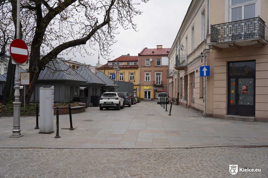 Wjazd na Plac Świętej Tekli od strony ulicy Bodzentyńskiej - widok w kierunku północnym