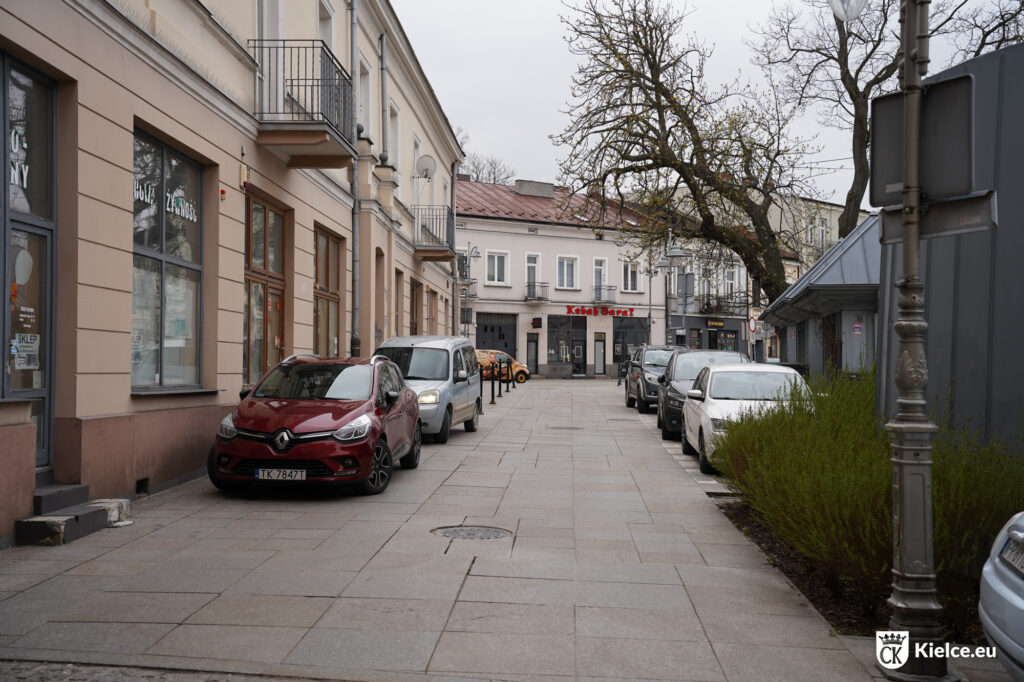 Wjazd na Plac Świętej Tekli od strony ulicy Bodzentyńskiej widok w kierunku południowym