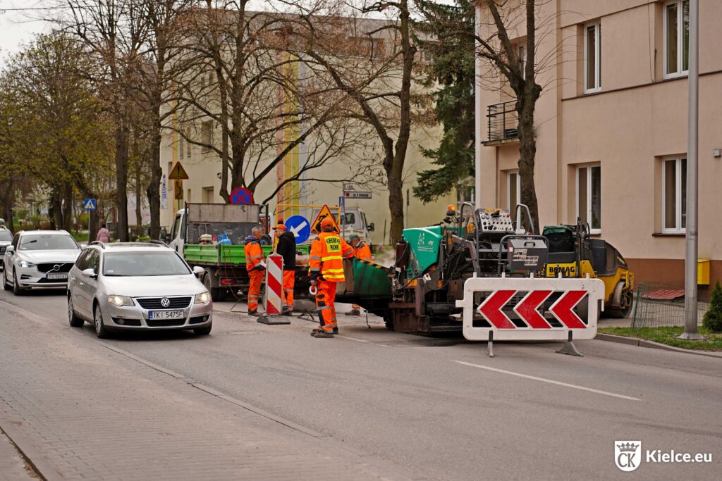 Ulica Zagórska podczas remontu cząstkowego nawierzchni w okolicach skrzyżowania z ulicą Chopina