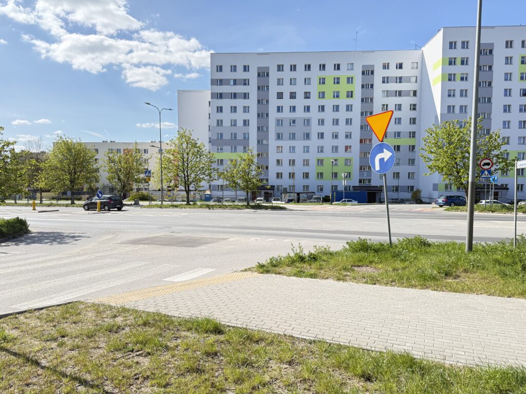 Ulica Biskupa Mieczysława Jaworskiego - wyjazd z Osiedla Świętokrzyskiego