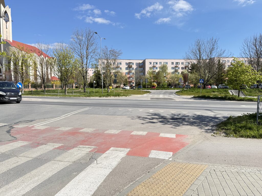 Ulica Biskupa Mieczysława Jaworskiego - wyjazd z Osiedla Słoneczne Wzgórze