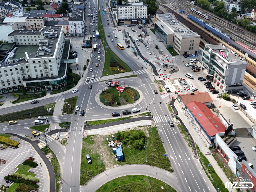 Skrzyżowanie ulic: Żelazna, Czarnowska, Gosiewskiego