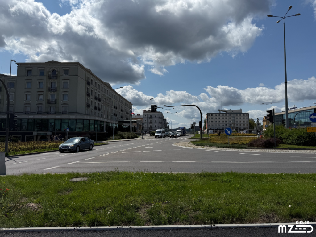 Skrzyżowanie ulic: Żelazna, Czarnowska, Gosiewskiego