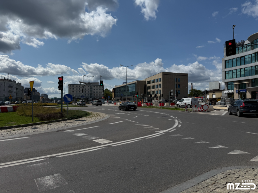 Skrzyżowanie ulic: Żelazna, Czarnowska, Gosiewskiego