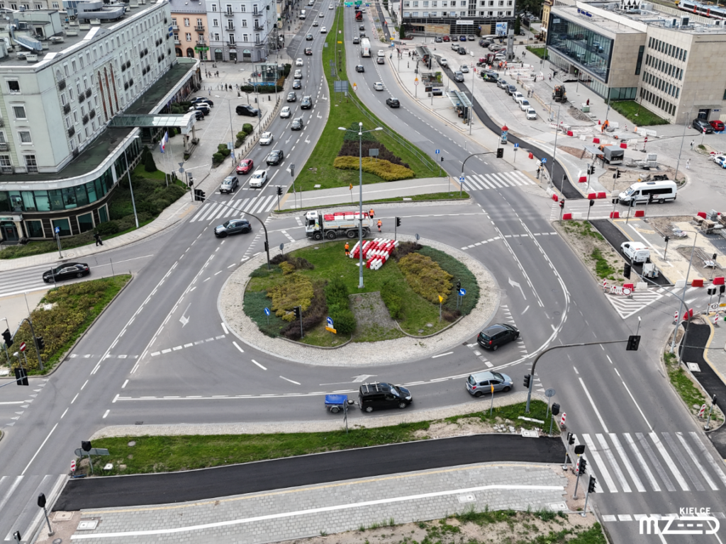 Skrzyżowanie ulic: Żelazna, Czarnowska, Gosiewskiego