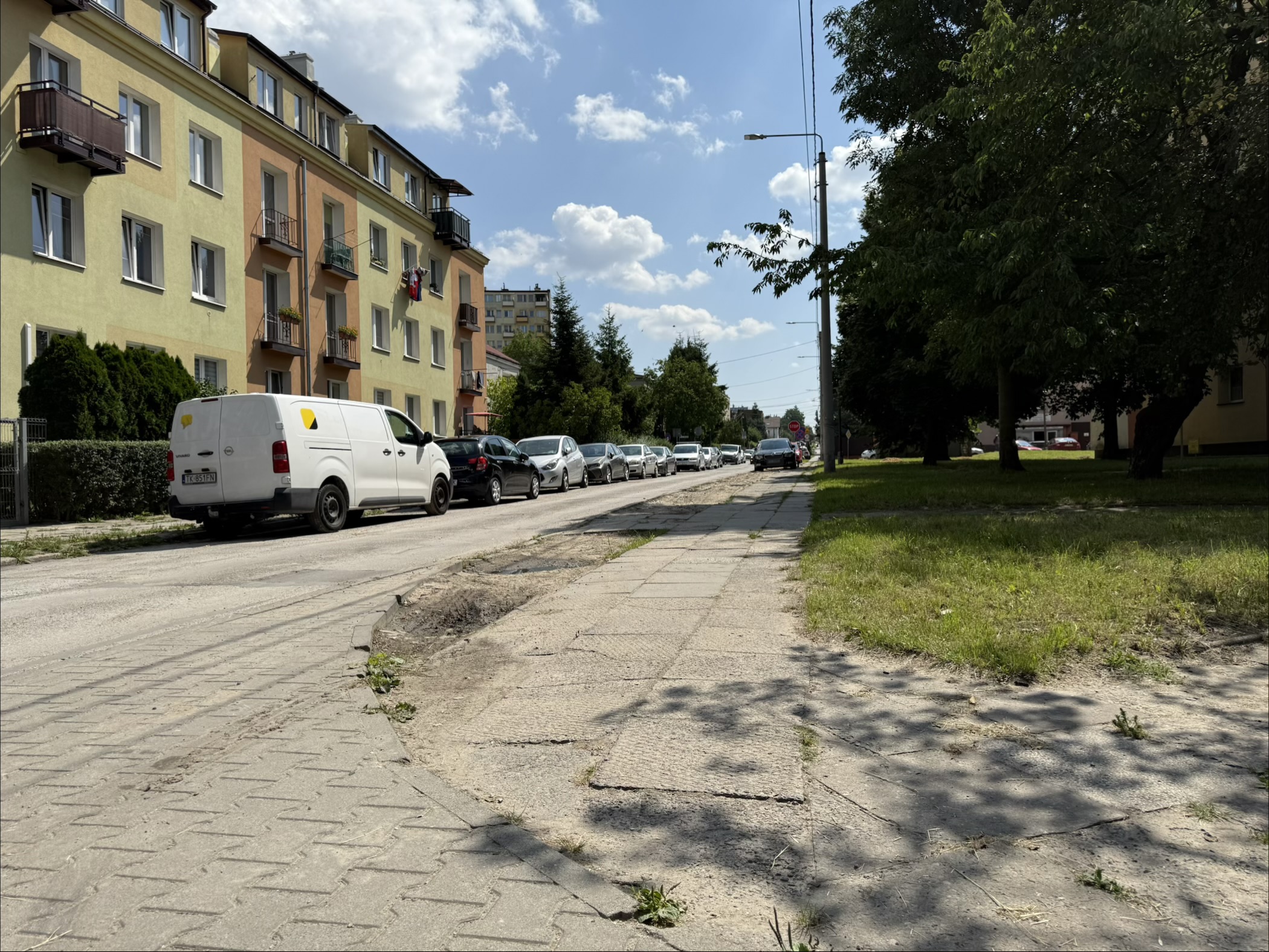 Nowy chodnik i możliwość parkowania na ulicy Pomorskiej. Porozumienie MZD i KSM