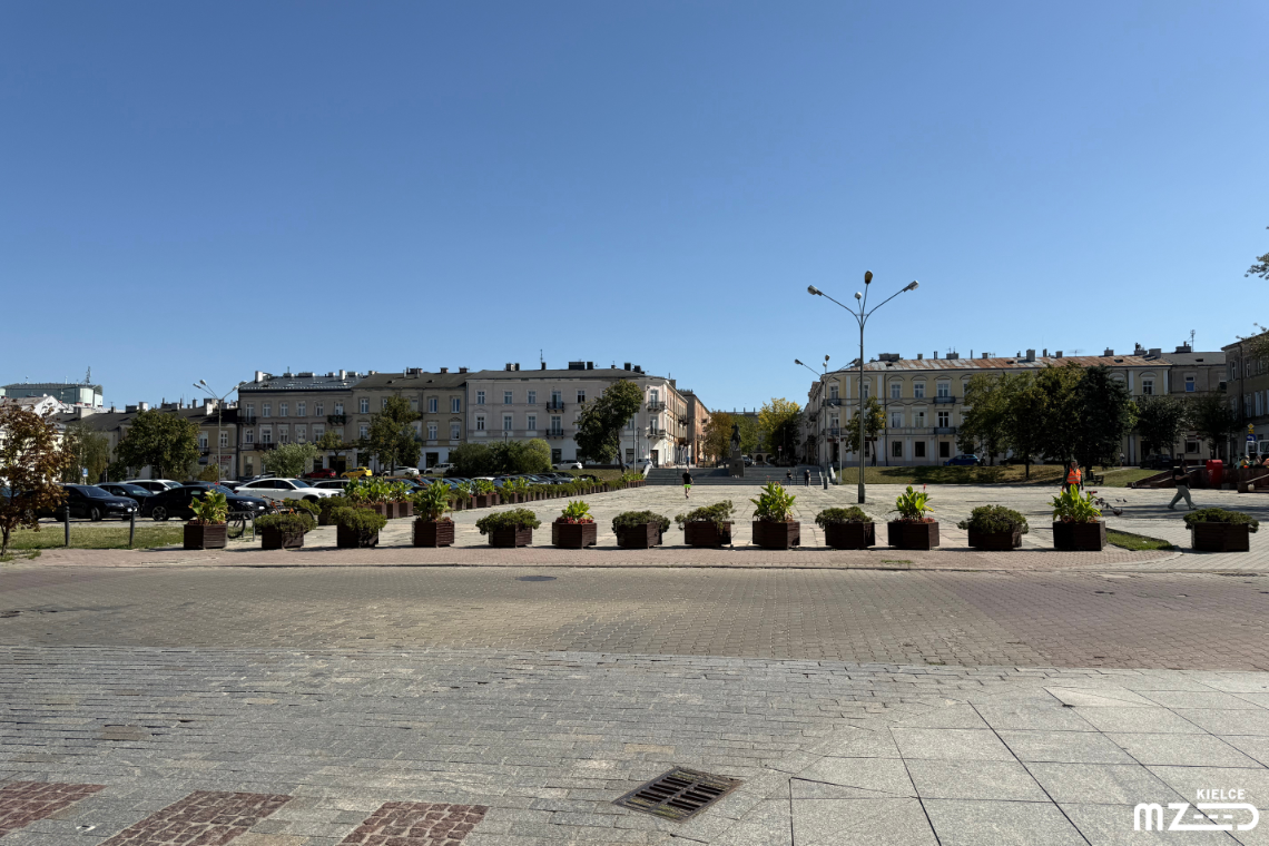 Plac Wolności (płyta) - widok na pomnik marszałka Piłsudskiego