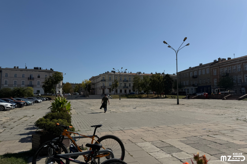 Plac Wolności (płyta) - widok na pomnik marszałka Piłsudskiego