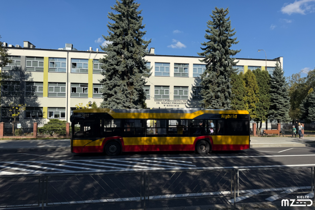 Nowy przystanek autobusowy na ulicy Wrzosowej przy szkole podstawowej numer 8, utworzony w ramach remontu nakładkowego
